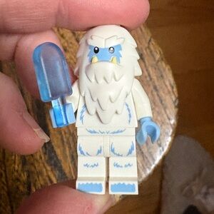 Series 11 LEGO Yeti Minifigure with Blue Popsicle